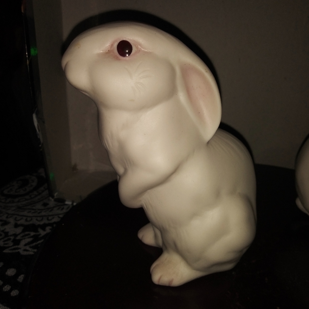 Cybis Bunny-Bon Bon figurne